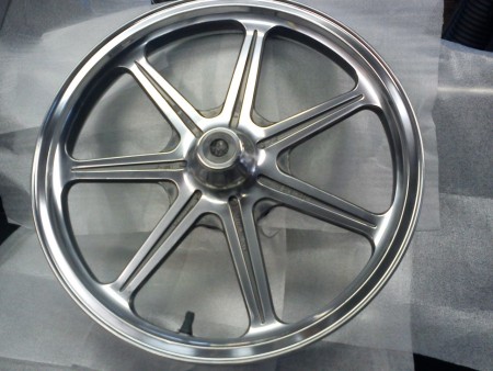 Alumíníový  motocyklový  disk,  PO OPRAVE,  brúsením  a  leštením.